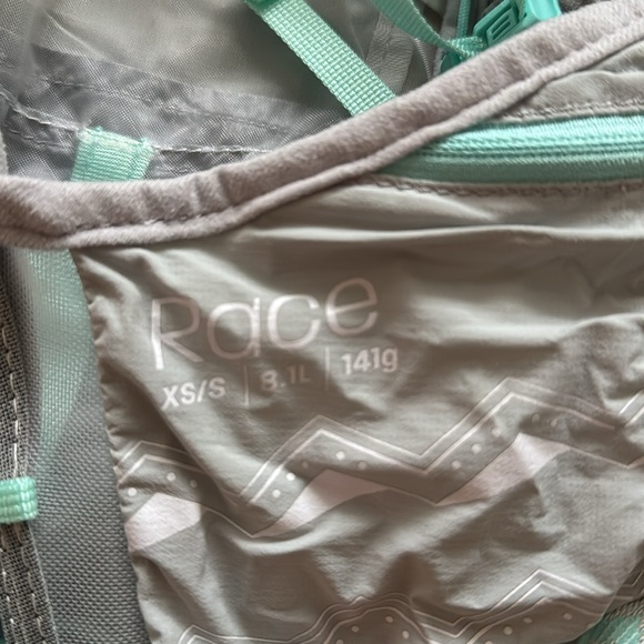 Ultimate Direction Race Vesta 5.0 Running Vest Pack in Cloud Grey - Picture 5 of 5